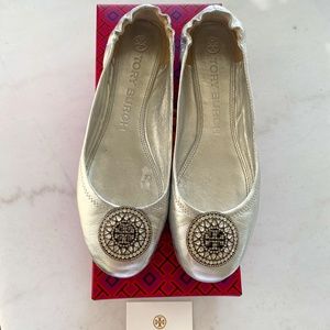 TORY BURCH CRYSTAL LOGO SILVER BALLET FLATS